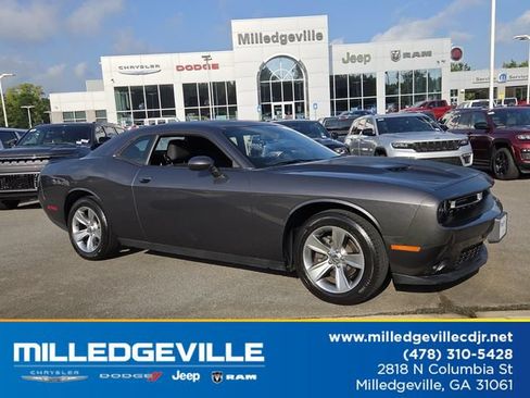 Used 2018 Dodge Challenger SXT RWD image 1