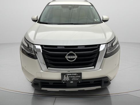 Used 2024 Nissan Pathfinder SL AWD/4WD image 2