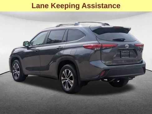 Used 2023 Toyota Highlander XLE AWD/4WD image 7