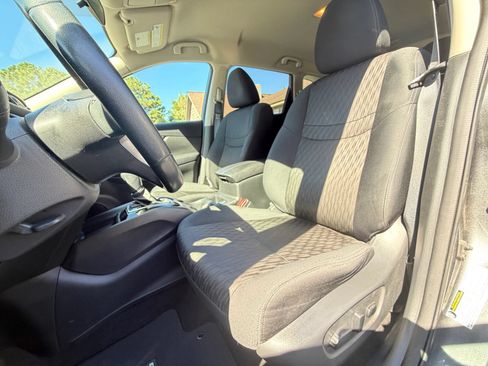 Used 2018 Nissan Rogue SV w/ Premium Package FWD image 10