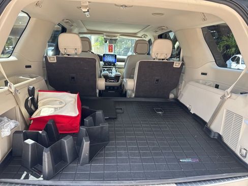 Used 2018 Lincoln Navigator Select image 14