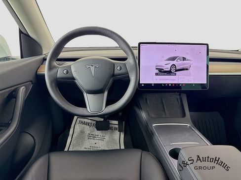 Used 2022 Tesla Model Y Long Range image 28