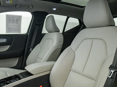 Certified 2026 Volvo XC40 B5 Plus AWD/4WD image 18