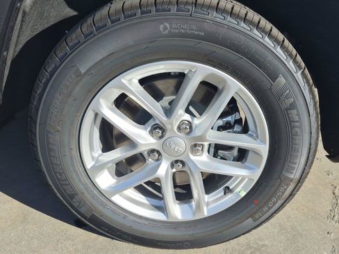 Used 2026 Jeep Grand Cherokee L Laredo RWD image 14