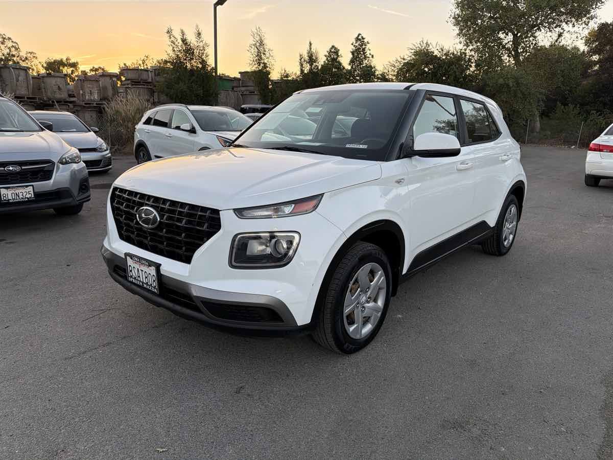 Used 2020 Hyundai Venue SE FWD image 3
