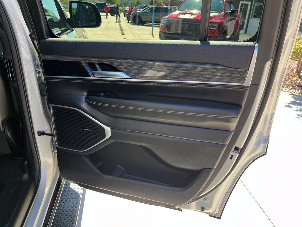 Used 2022 Jeep Wagoneer Series II RWD image 26