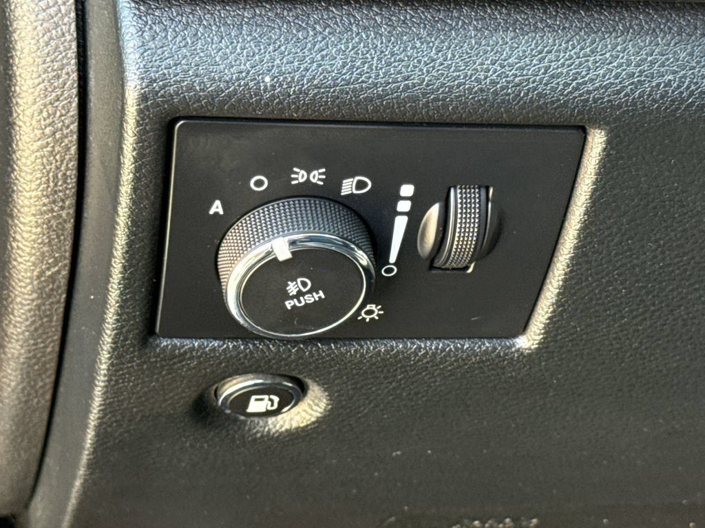 Used 2022 Jeep Grand Cherokee Laredo X RWD image 21