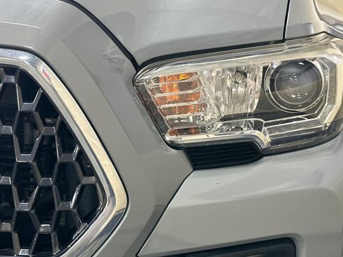 Used 2019 Toyota Tacoma TRD Off-Road w/ Technology Package AWD/4WD image 45