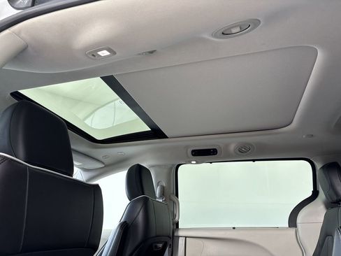 Used 2023 Chrysler Pacifica Limited FWD image 16