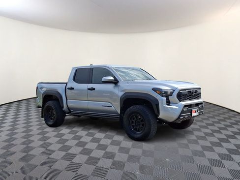 Used 2025 Toyota Tacoma TRD Off-Road AWD/4WD image 4