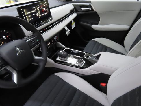 New 2025 Mitsubishi Outlander SE image 21
