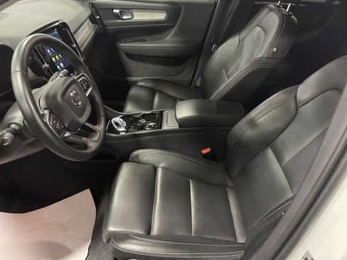 Used 2024 Volvo XC40 B5 Plus w/ Climate Package image 10