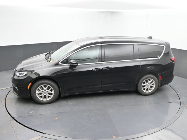 Used 2025 Chrysler Pacifica Select FWD image 43