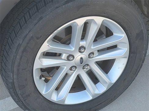 Used 2015 Ford Explorer XLT w/ Equipment Group 202A image 11