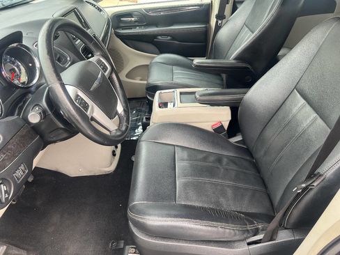 Used 2015 Chrysler Town & Country Touring w/ Driver Convenience Group FWD image 20