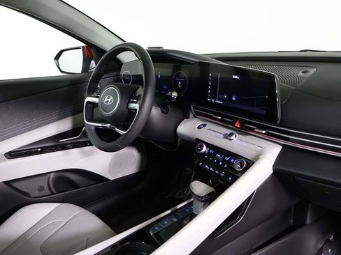 Certified 2025 Hyundai Elantra Limited image 35