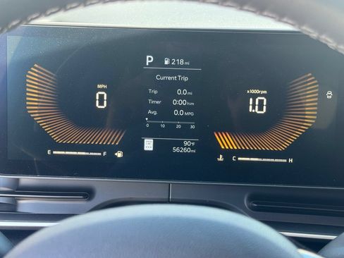 Used 2025 Kia Carnival FWD image 5