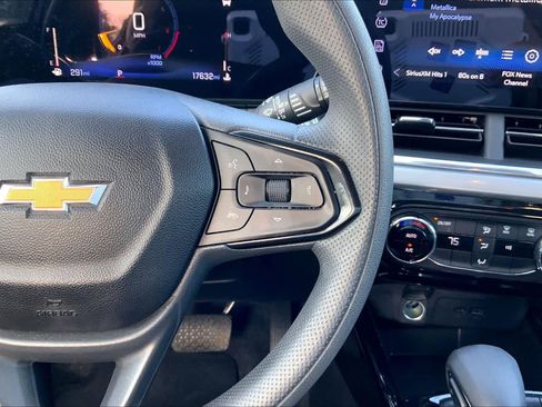 Used 2025 Chevrolet Trax LT image 24