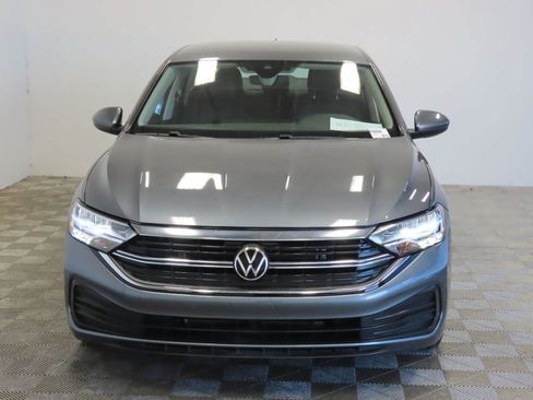 Used 2024 Volkswagen Jetta SE FWD image 2