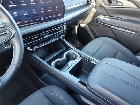 Used 2025 Chevrolet Traverse LT w/ Driver Confidence Package image 25