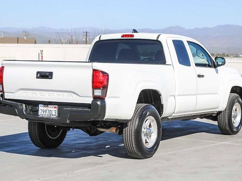 Used 2018 Toyota Tacoma SR image 5