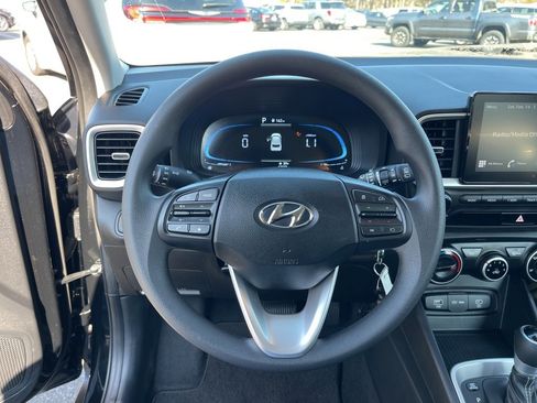 Certified 2025 Hyundai Venue SE image 15