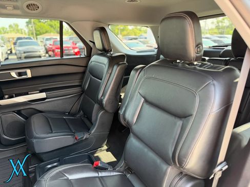 Used 2020 Ford Explorer XLT w/ Equipment Group 202A AWD/4WD image 17