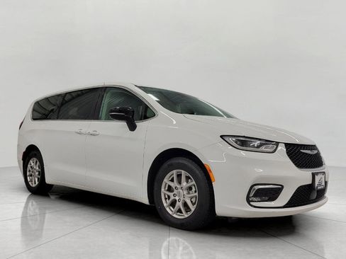 Used 2024 Chrysler Pacifica Touring-L image 1