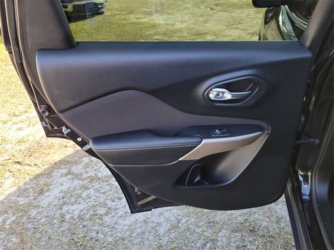 Used 2018 Jeep Cherokee Latitude w/ Mobile Office Group image 29