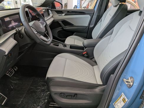 New 2026 Volkswagen Tiguan SE R-Line FWD image 13