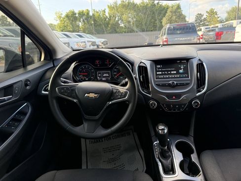 Used 2018 Chevrolet Cruze LT w/ Convenience Package FWD image 21