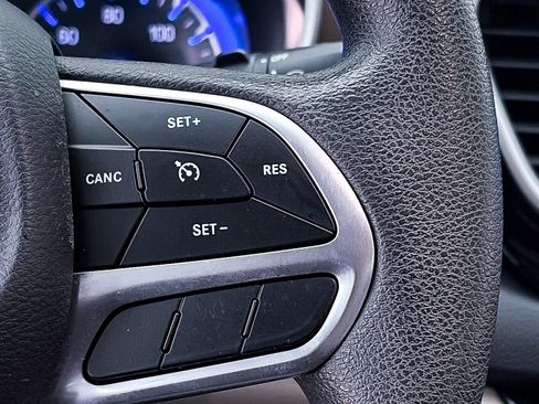 Used 2017 Chrysler Pacifica Touring FWD image 25