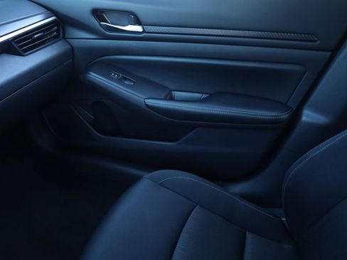 Used 2024 Nissan Altima 2.5 SV image 11