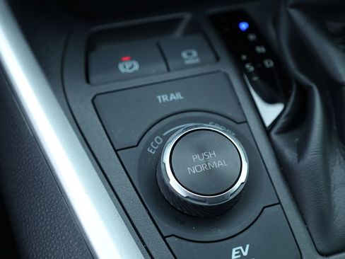 Used 2024 Toyota RAV4 LE image 9