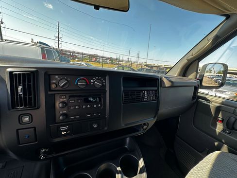 Used 2006 Chevrolet Express 3500 Passenger w/ LT Preferred Equipment Group RWD image 29