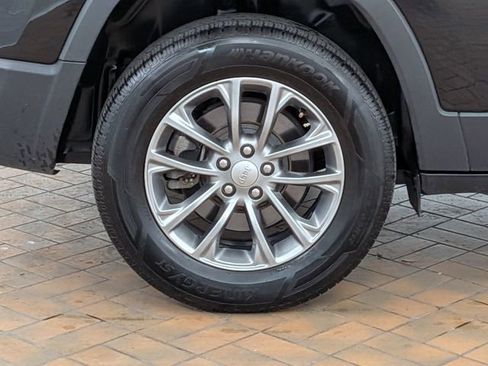 Used 2019 Jeep Cherokee Latitude Plus w/ Cold Weather Group AWD/4WD image 10