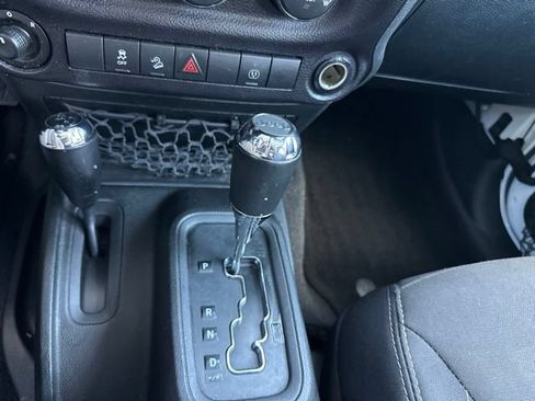 Used 2015 Jeep Wrangler Unlimited Rubicon AWD/4WD image 32