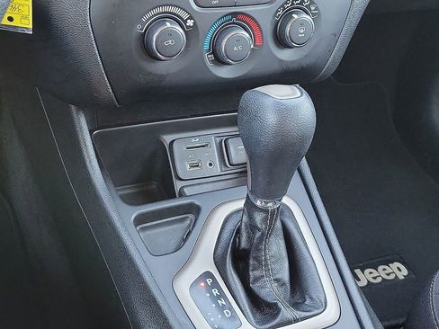 Used 2018 Jeep Cherokee Latitude image 18