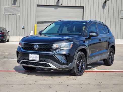 New 2024 Volkswagen Taos SE image 2