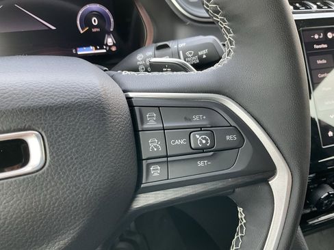 Used 2023 Jeep Grand Cherokee Altitude image 5