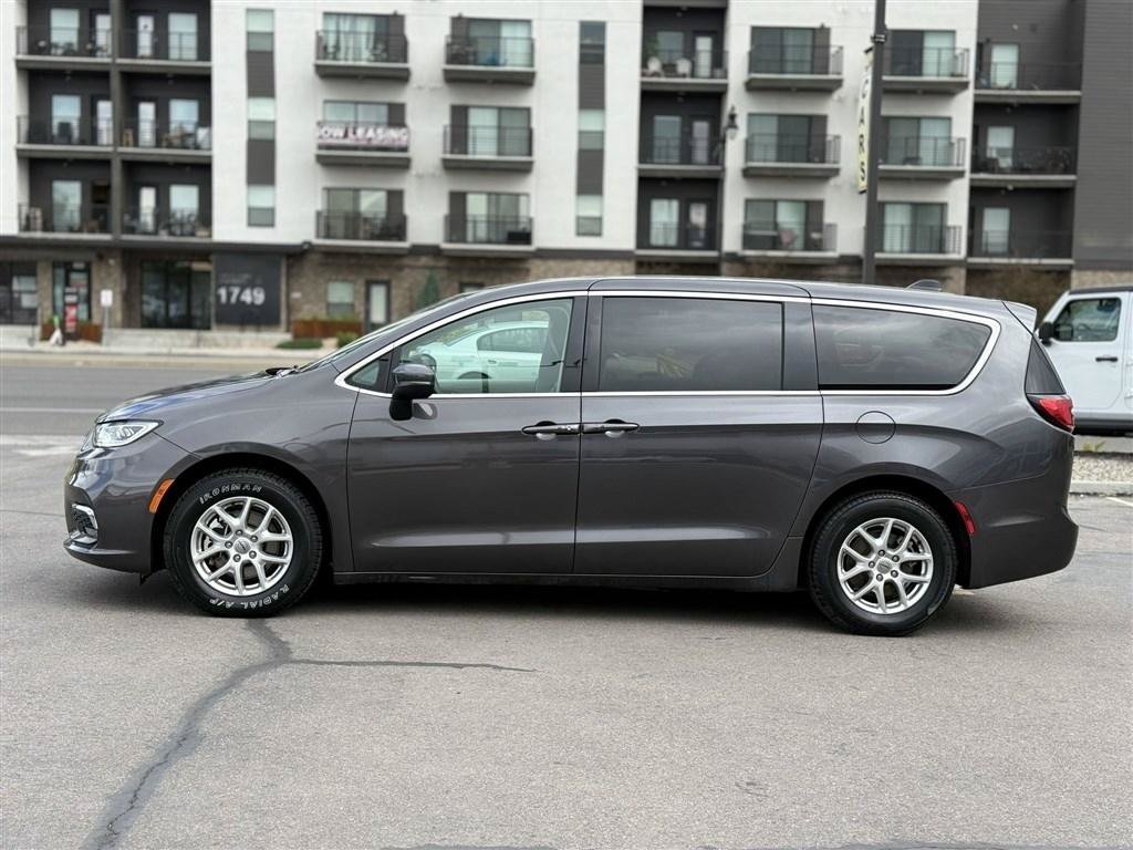 Used 2023 Chrysler Pacifica Touring-L FWD image 4