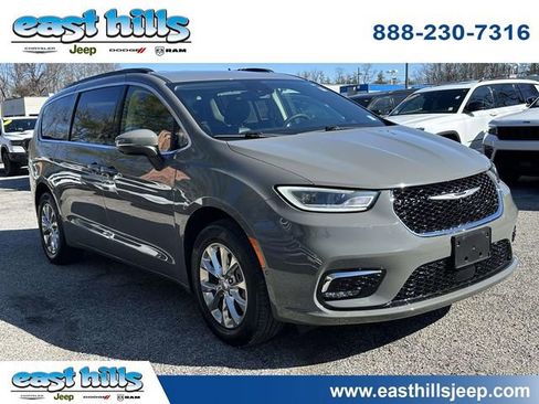 Used 2023 Chrysler Pacifica Touring-L image 1