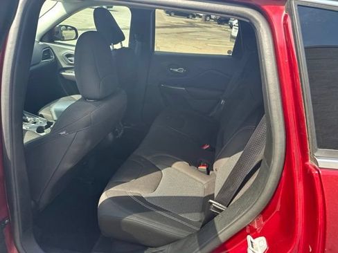 Used 2019 Jeep Cherokee Latitude w/ Popular Appearance Group FWD image 16