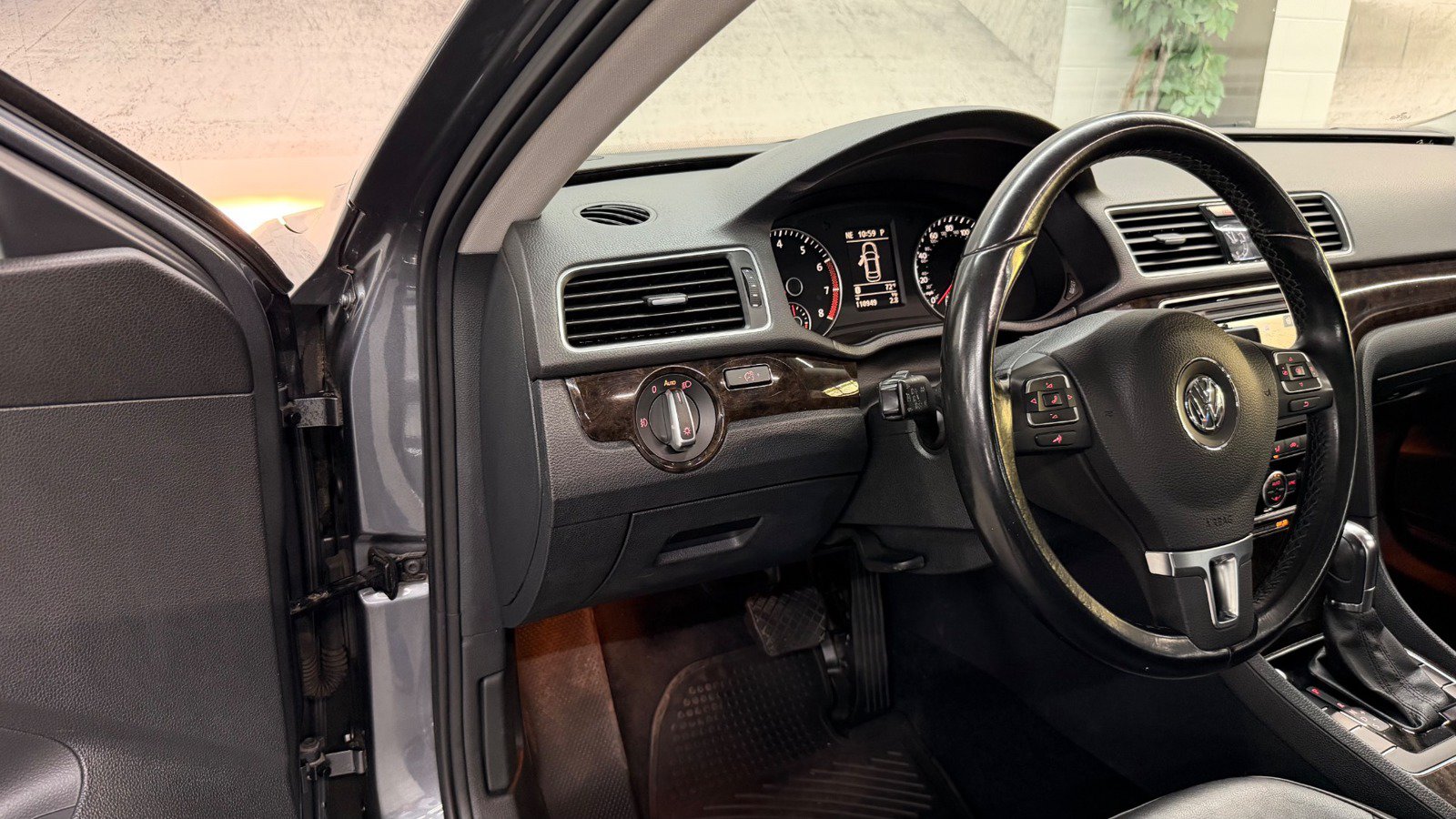 Used 2014 Volkswagen Passat 3.6 SEL Premium FWD image 37