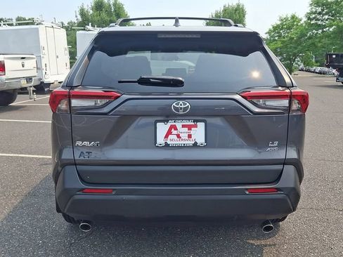 Used 2021 Toyota RAV4 LE AWD/4WD image 5