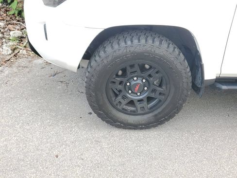 Used 2021 Toyota 4Runner Venture w/ Moonroof Package AWD/4WD image 4