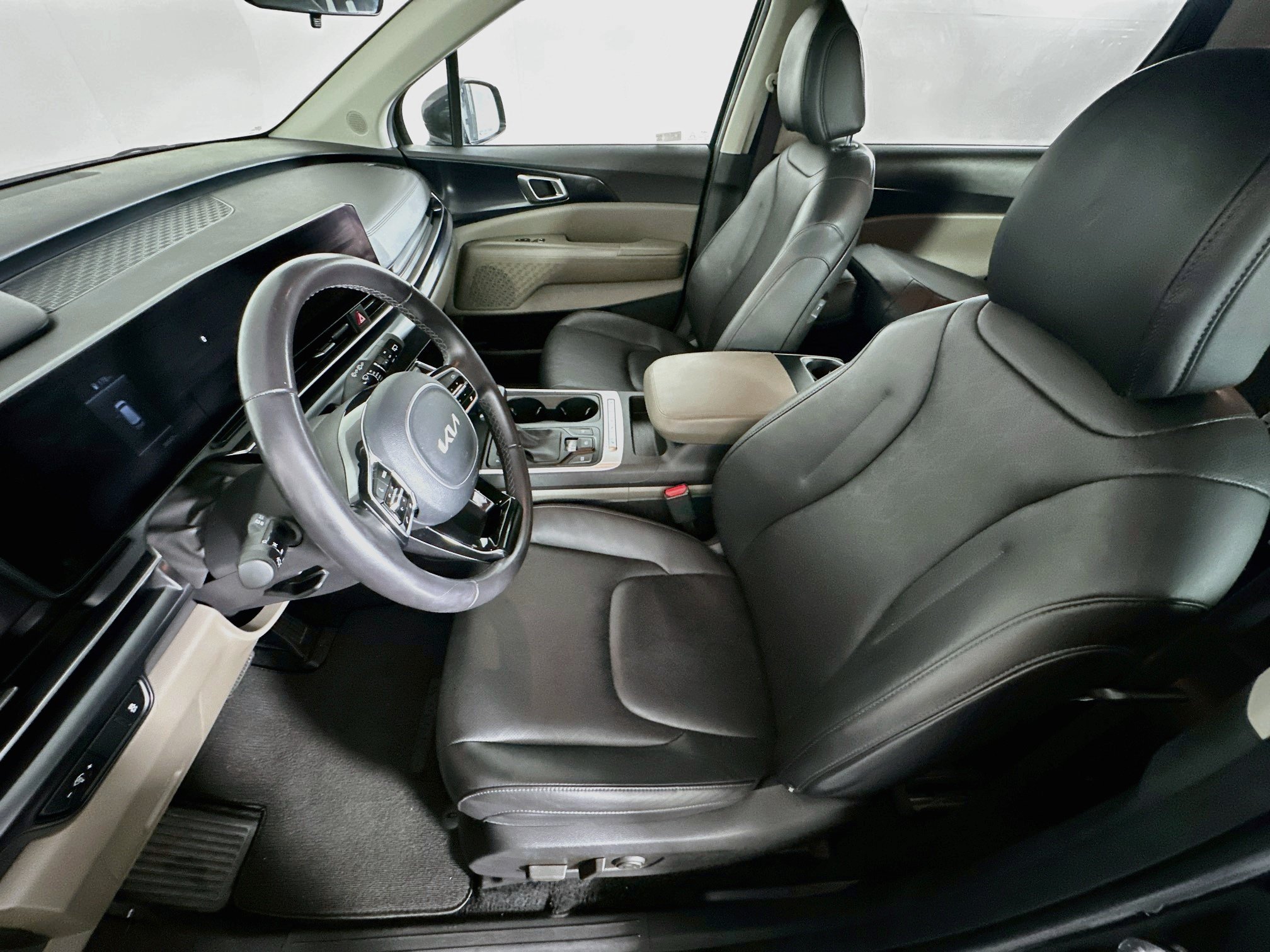 Used 2025 Kia Carnival FWD image 13