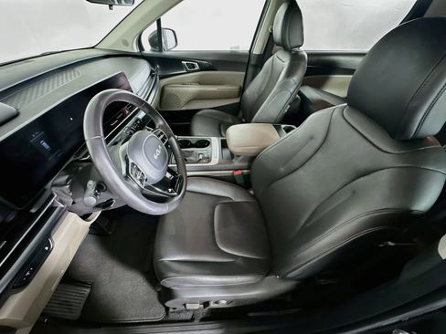 Used 2025 Kia Carnival FWD image 13