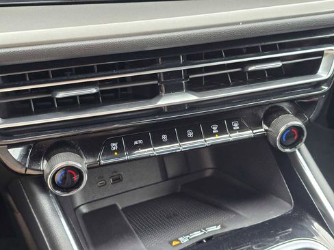 Used 2024 Chevrolet Traverse LT image 30