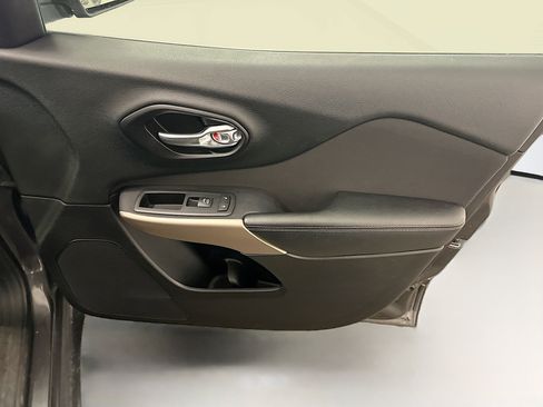 Used 2017 Jeep Cherokee Latitude w/ Cold Weather Group image 32